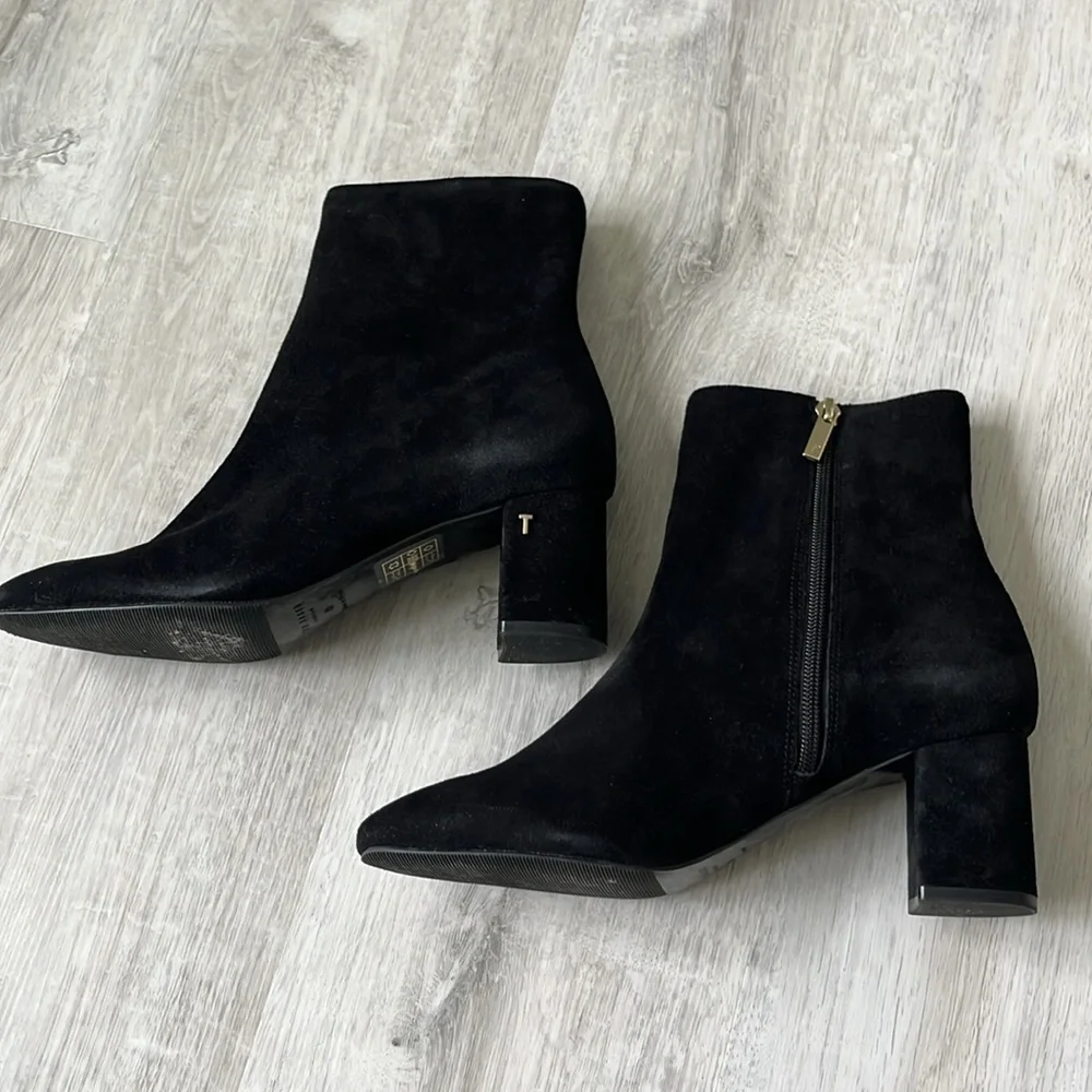 Ted Baker Neomie‎ Suede Block Heeled Ankle Boots Zipper Gold Black Womens 9 / 39